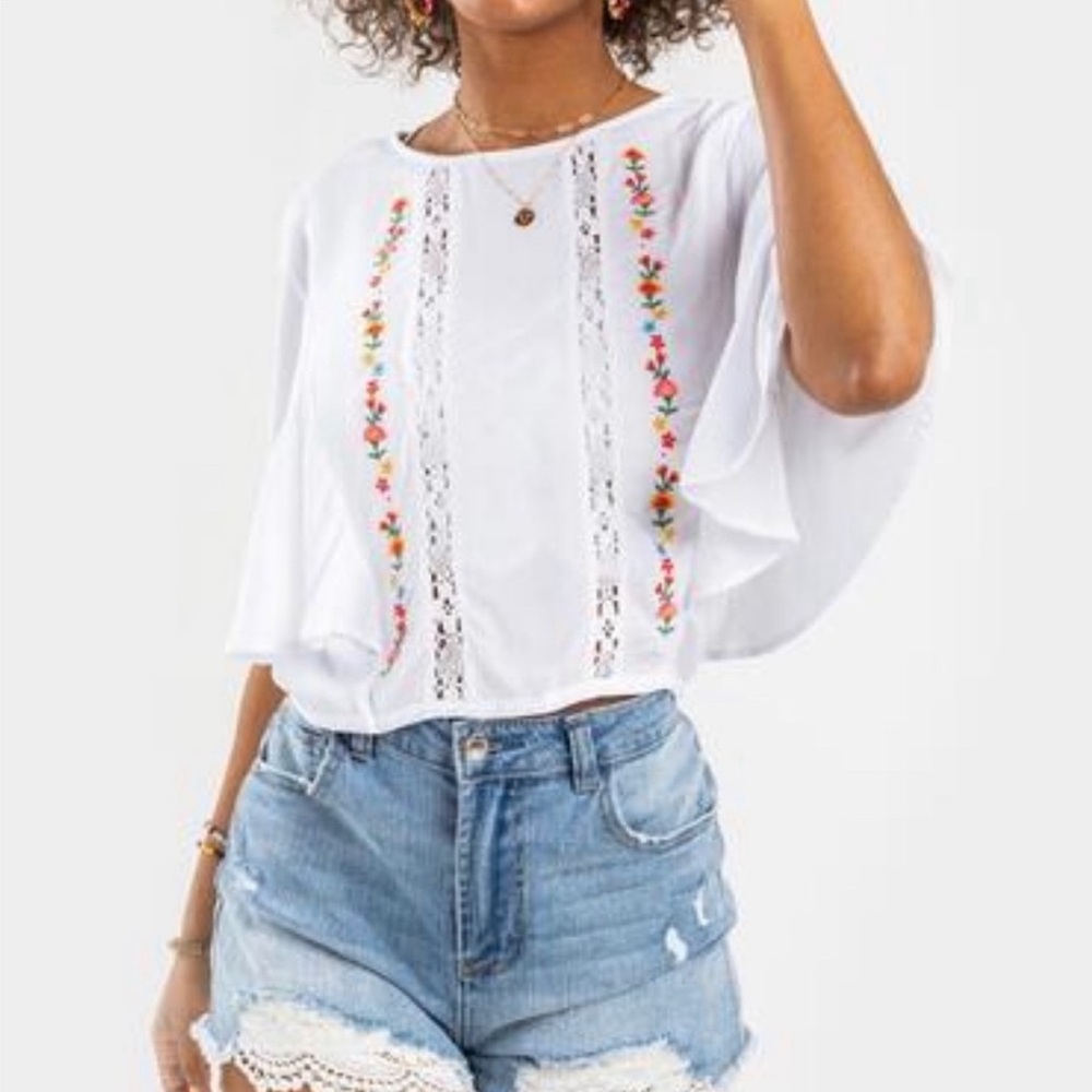 NWOT Francesca’s embroidered top